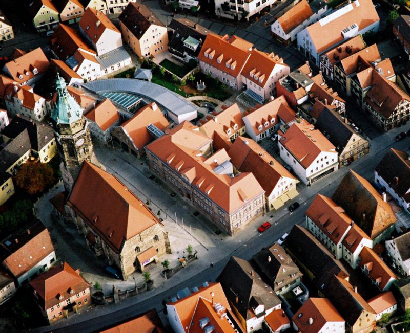 Kirchplatz mit Rathaus aus der Luft